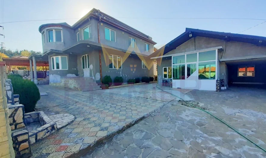 Голяма къща с двор и гараж. -  - снимка 3 - Имоти Премиер