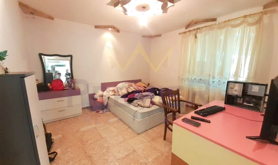 Голяма къща с двор и гараж. -  - снимка 30 - Имоти Премиер