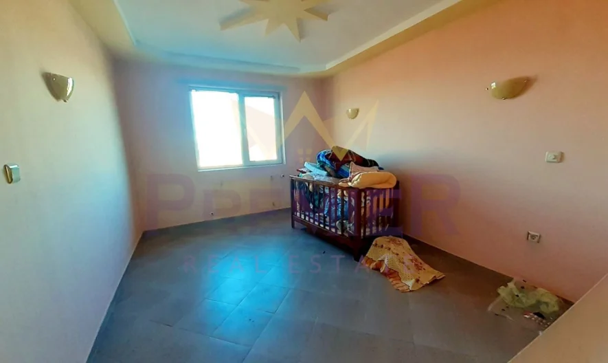 Голяма къща с двор и гараж. - - снимка 30 - Имоти Премиер