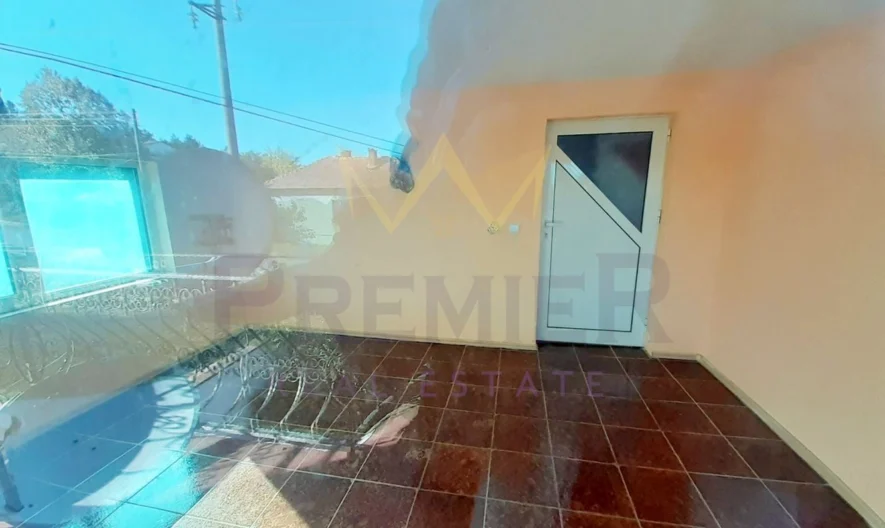 Голяма къща с двор и гараж. - - снимка 31 - Имоти Премиер