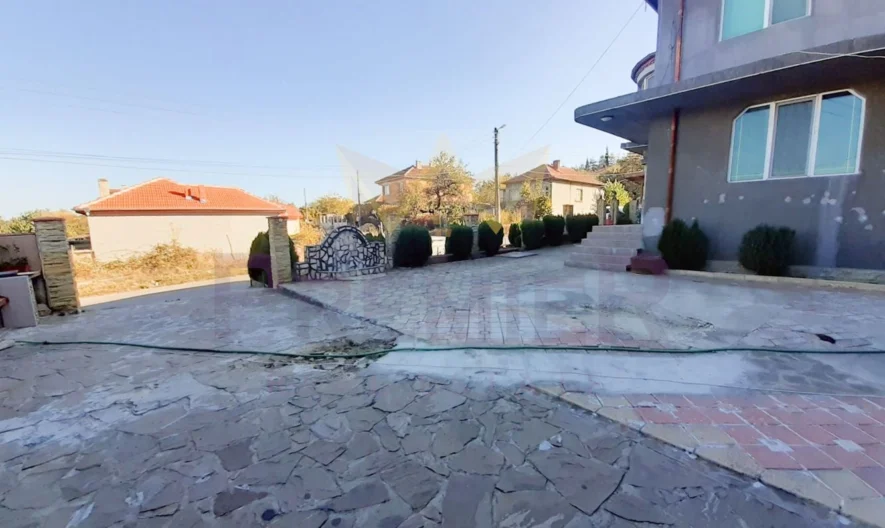 Голяма къща с двор и гараж. -  - снимка 35 - Имоти Премиер