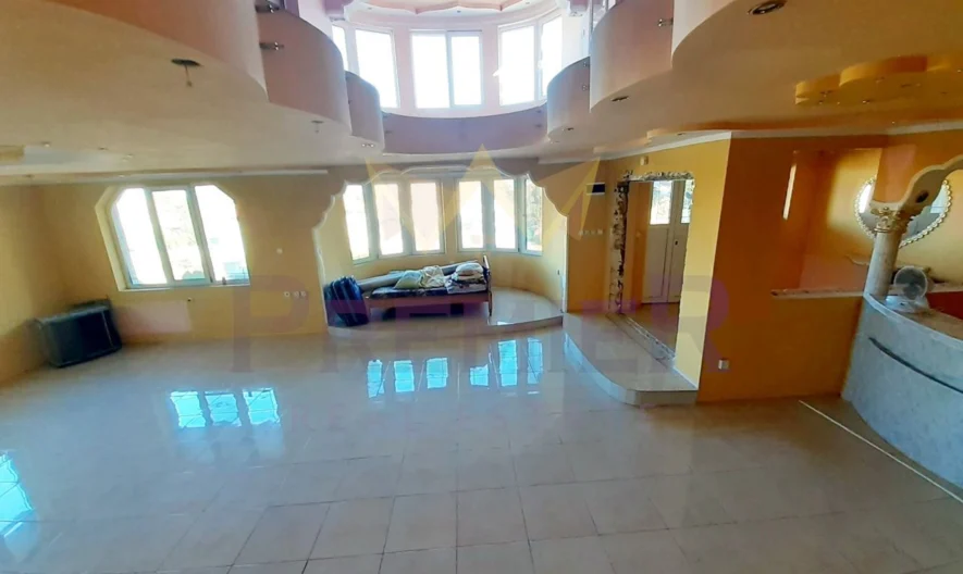 Голяма къща с двор и гараж. -  - снимка 8 - Имоти Премиер