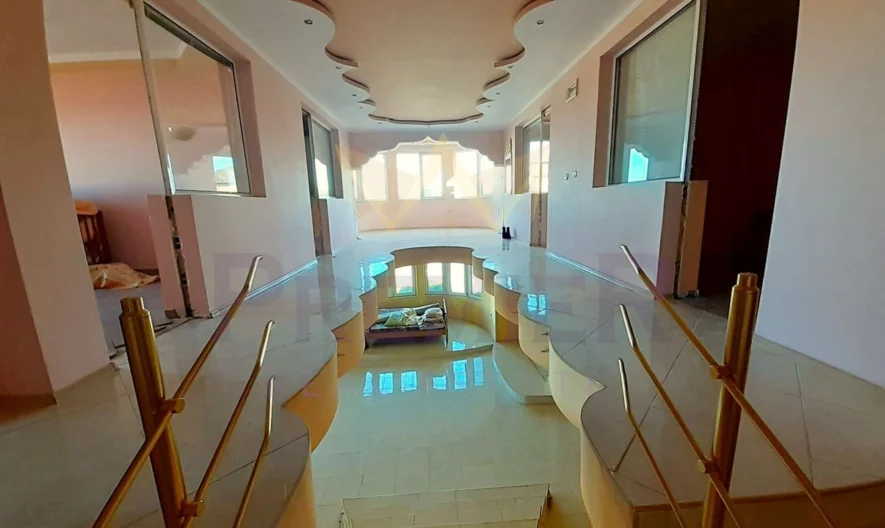 Голяма къща с двор и гараж. -  - снимка 9 - Имоти Премиер