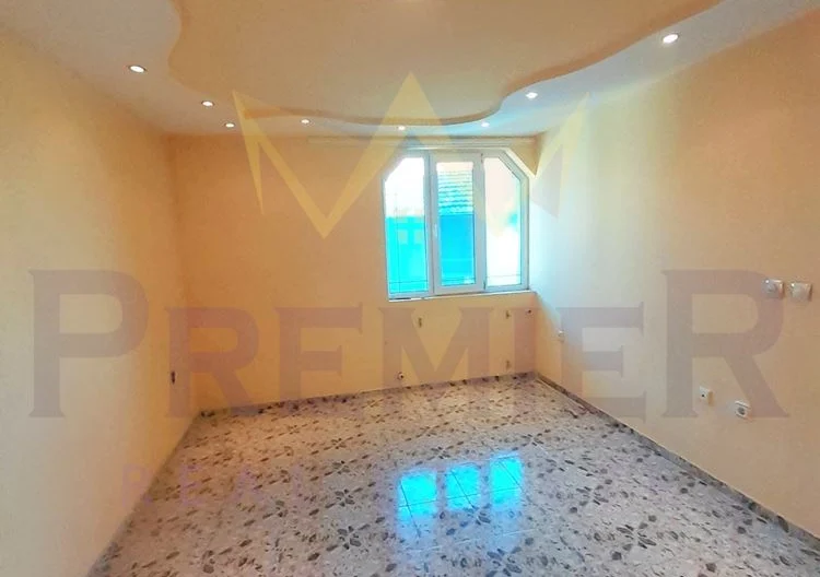 Голяма къща с двор и гараж. - - снимка 9 - Имоти Премиер