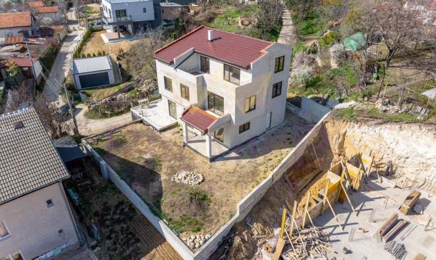 Градска Триетажна КЪЩА в м-ст Кочмар 420кв.м. РЗП - - снимка 1 - Имоти Премиер