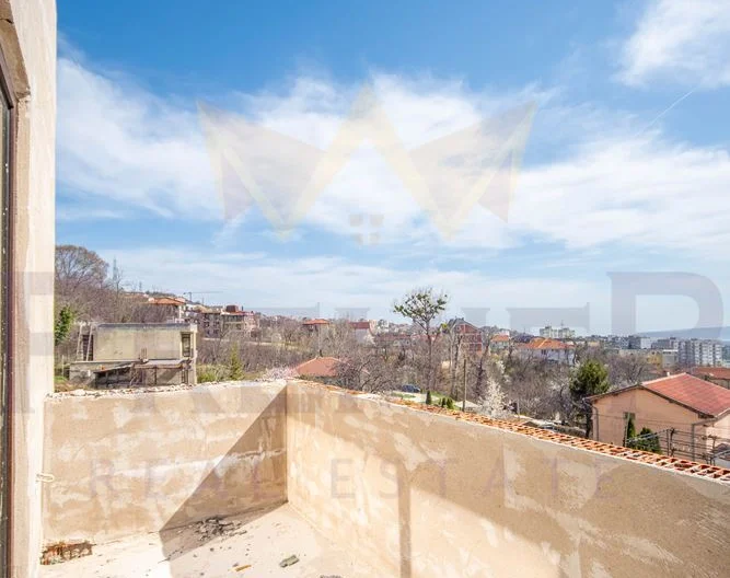 Градска Триетажна КЪЩА в м-ст Кочмар 420кв.м. РЗП - - снимка 11 - Имоти Премиер