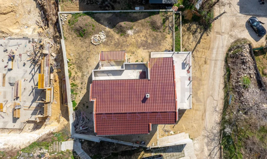 Градска Триетажна КЪЩА в м-ст Кочмар 420кв.м. РЗП - - снимка 13 - Имоти Премиер