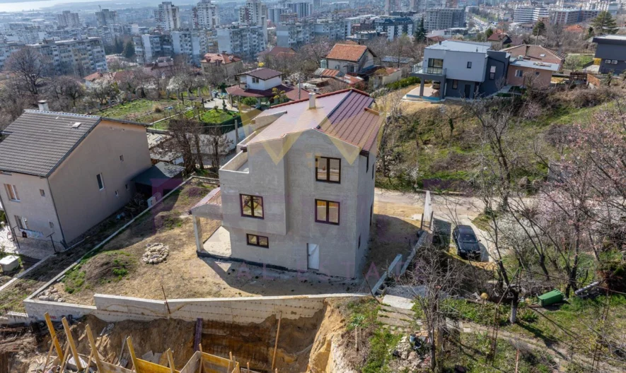 Градска Триетажна КЪЩА в м-ст Кочмар 420кв.м. РЗП -  - снимка 22 - Имоти Премиер