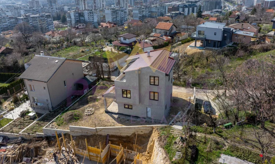 Градска Триетажна КЪЩА в м-ст Кочмар 420кв.м. РЗП - - снимка 25 - Имоти Премиер