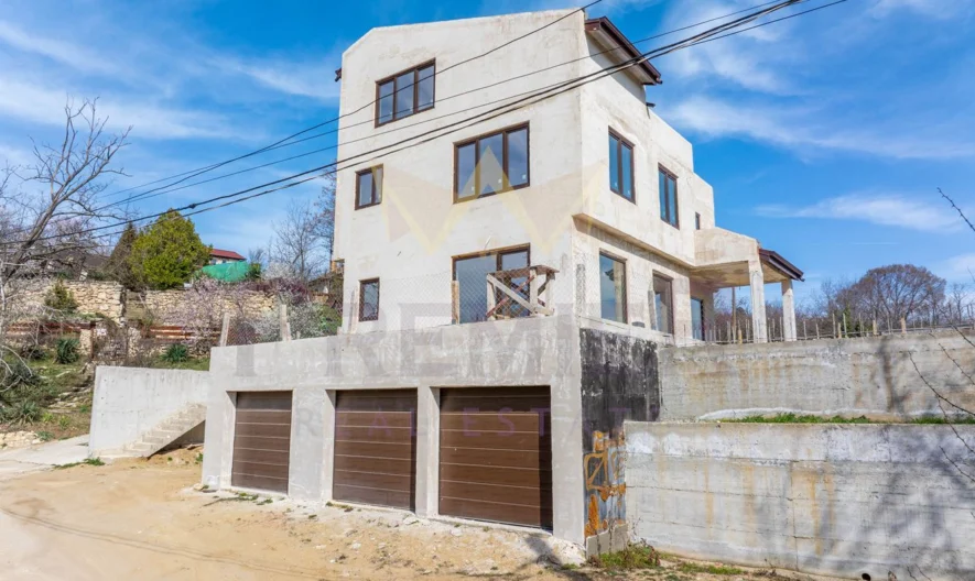 Градска Триетажна КЪЩА в м-ст Кочмар 420кв.м. РЗП - - снимка 36 - Имоти Премиер