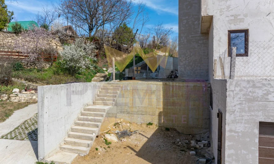 Градска Триетажна КЪЩА в м-ст Кочмар 420кв.м. РЗП - - снимка 39 - Имоти Премиер