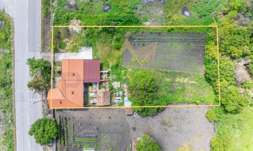 Haus mit einer Fläche von 140 m², Hof von 2000 m² und drei Nebengebäuden mit einer Fläche von 29 m², 20 m² und 17 m². -  - snimka 13 - Imoti Premier