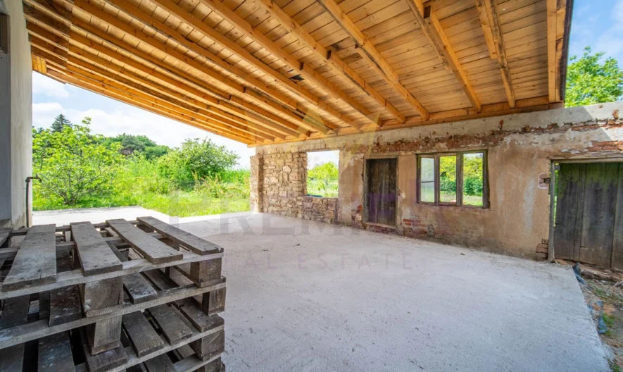 Haus mit einer Fläche von 140 m², Hof von 2000 m² und drei Nebengebäuden mit einer Fläche von 29 m², 20 m² und 17 m². -  - snimka 4 - Imoti Premier