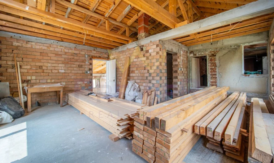 Haus mit einer Fläche von 140 m², Hof von 2000 m² und drei Nebengebäuden mit einer Fläche von 29 m², 20 m² und 17 m². -  - snimka 5 - Imoti Premier