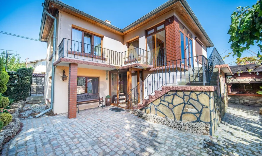 Имноти Премиер Ви  представяме уникален имот – къща в рустикален стил, разположена в град Девня. -  - снимка 1 - Имоти Премиер