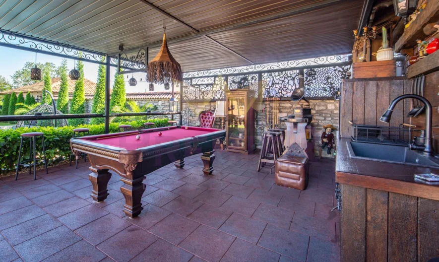 Имноти Премиер Ви  представяме уникален имот – къща в рустикален стил, разположена в град Девня. -  - снимка 10 - Имоти Премиер