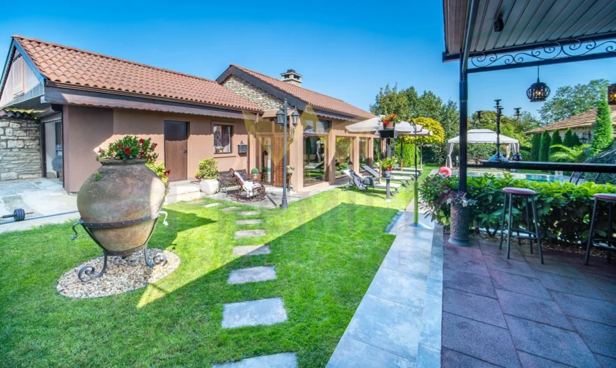 Имноти Премиер Ви  представяме уникален имот – къща в рустикален стил, разположена в град Девня. -  - снимка 11 - Имоти Премиер