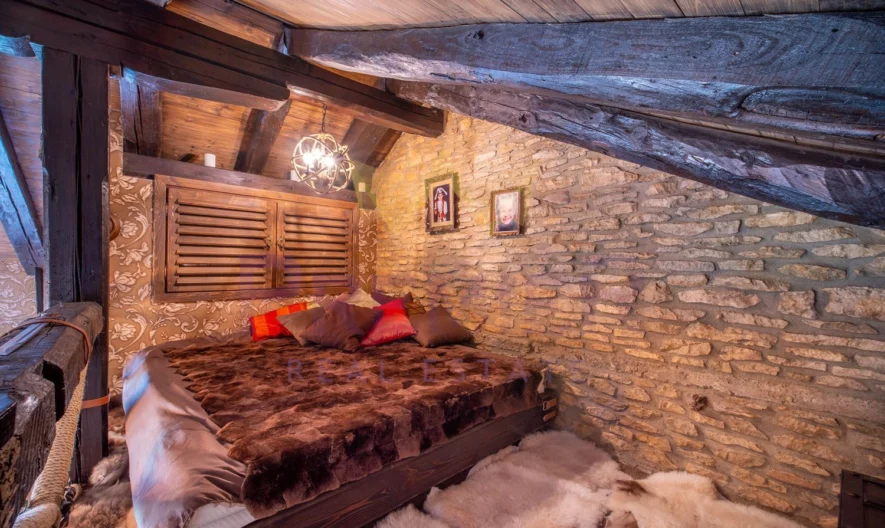 Имноти Премиер Ви  представяме уникален имот – къща в рустикален стил, разположена в град Девня. -  - снимка 20 - Имоти Премиер