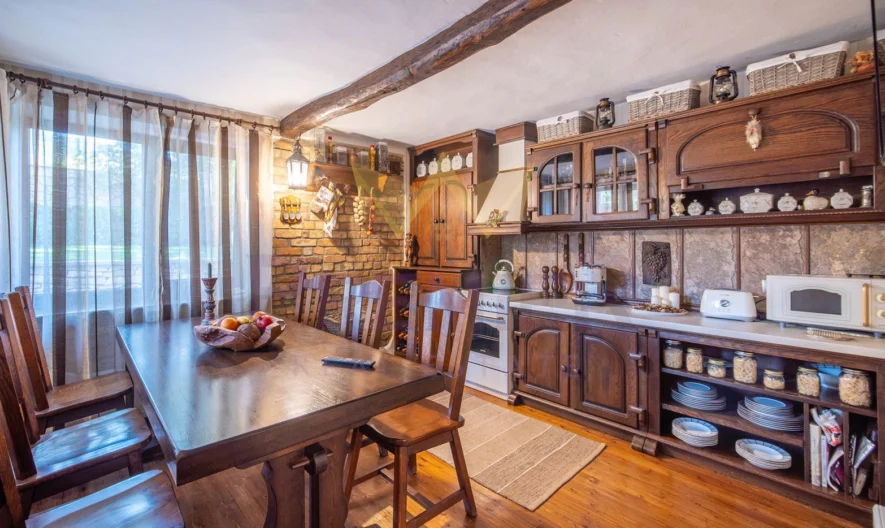 Имноти Премиер Ви  представяме уникален имот – къща в рустикален стил, разположена в град Девня. -  - снимка 24 - Имоти Премиер