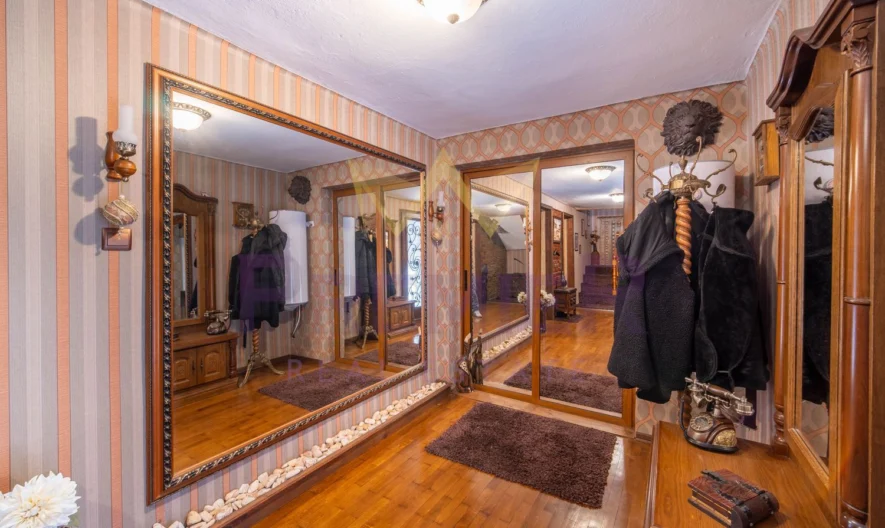 Имноти Премиер Ви  представяме уникален имот – къща в рустикален стил, разположена в град Девня. -  - снимка 24 - Имоти Премиер