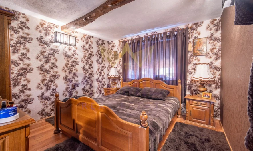 Имноти Премиер Ви  представяме уникален имот – къща в рустикален стил, разположена в град Девня. -  - снимка 26 - Имоти Премиер