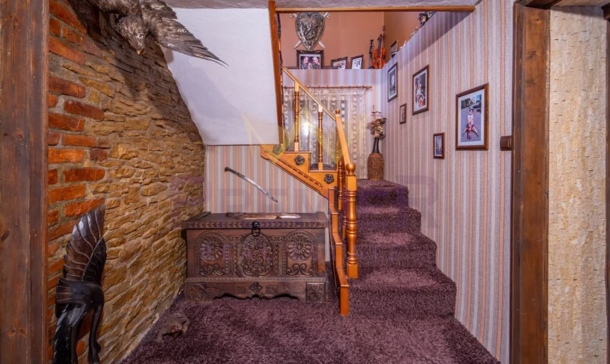 Имноти Премиер Ви  представяме уникален имот – къща в рустикален стил, разположена в град Девня. -  - снимка 27 - Имоти Премиер