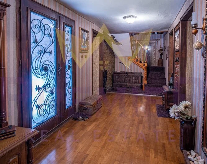 Имноти Премиер Ви  представяме уникален имот – къща в рустикален стил, разположена в град Девня. -  - снимка 28 - Имоти Премиер