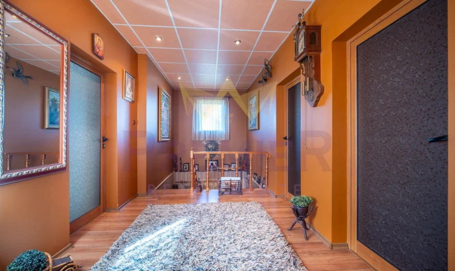 Имноти Премиер Ви  представяме уникален имот – къща в рустикален стил, разположена в град Девня. -  - снимка 28 - Имоти Премиер