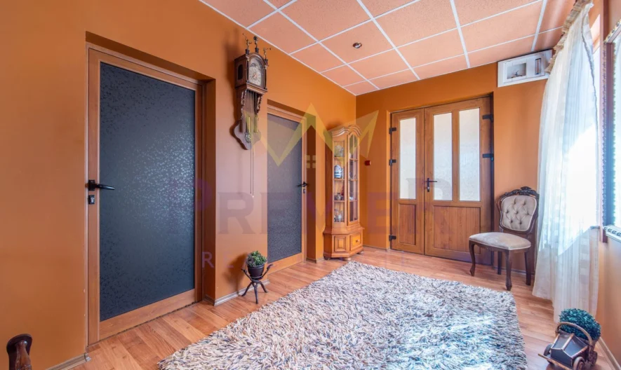 Имноти Премиер Ви  представяме уникален имот – къща в рустикален стил, разположена в град Девня. -  - снимка 30 - Имоти Премиер