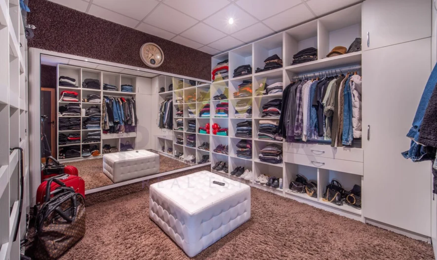 Имноти Премиер Ви  представяме уникален имот – къща в рустикален стил, разположена в град Девня. -  - снимка 33 - Имоти Премиер