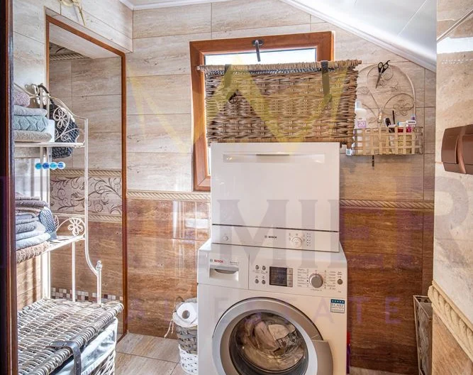 Имноти Премиер Ви  представяме уникален имот – къща в рустикален стил, разположена в град Девня. -  - снимка 36 - Имоти Премиер