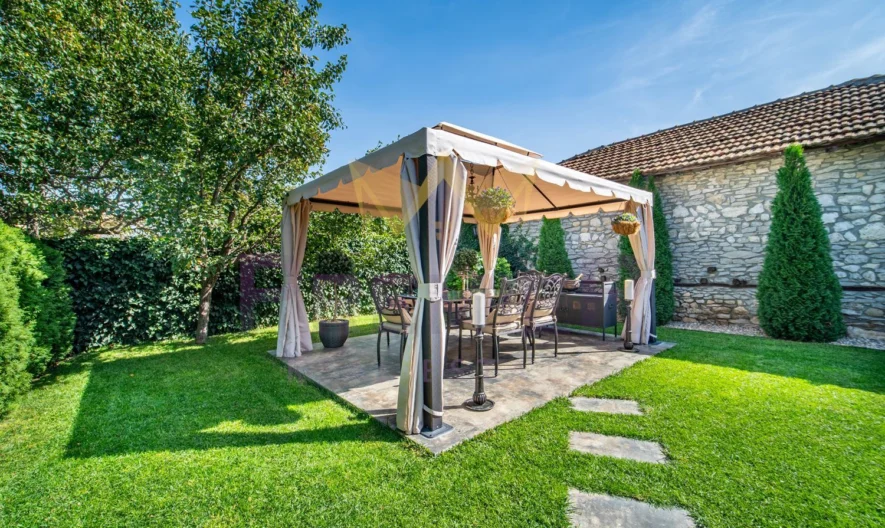 Имноти Премиер Ви  представяме уникален имот – къща в рустикален стил, разположена в град Девня. -  - снимка 38 - Имоти Премиер