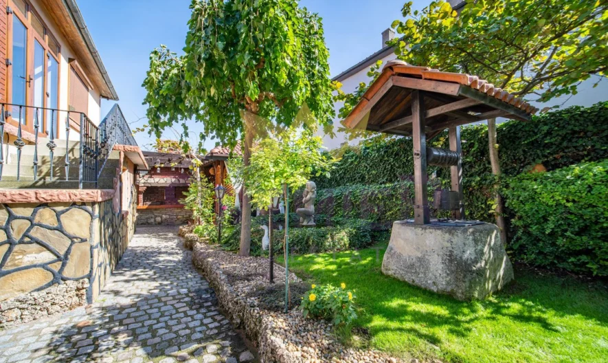 Имноти Премиер Ви  представяме уникален имот – къща в рустикален стил, разположена в град Девня. -  - снимка 4 - Имоти Премиер