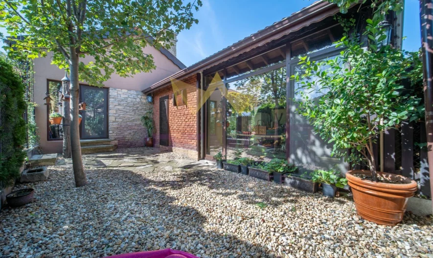 Имноти Премиер Ви  представяме уникален имот – къща в рустикален стил, разположена в град Девня. -  - снимка 40 - Имоти Премиер