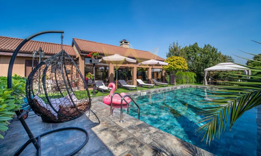 Имноти Премиер Ви  представяме уникален имот – къща в рустикален стил, разположена в град Девня. -  - снимка 41 - Имоти Премиер