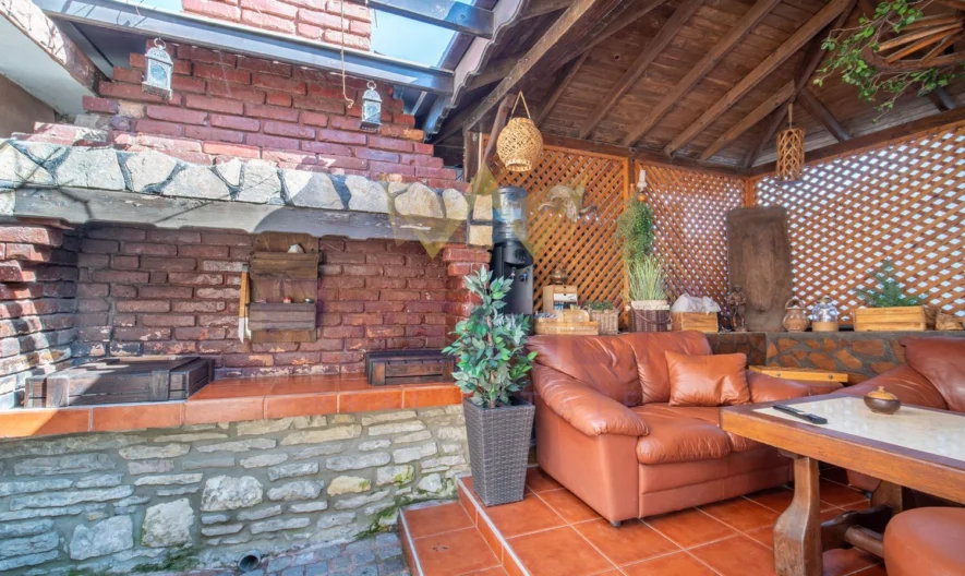 Имноти Премиер Ви  представяме уникален имот – къща в рустикален стил, разположена в град Девня. -  - снимка 7 - Имоти Премиер