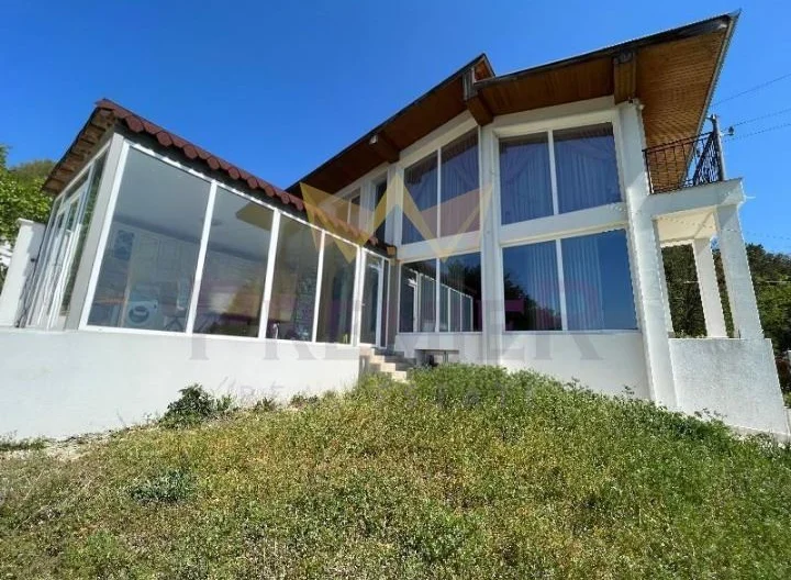 Imoti Premier bemutatja Önnek ezt a kétszintes házat, amely egyedülálló, 180 fokos panorámás tengerkilátással rendelkezik, és amely -  - snimka 1 - Imoti Premier