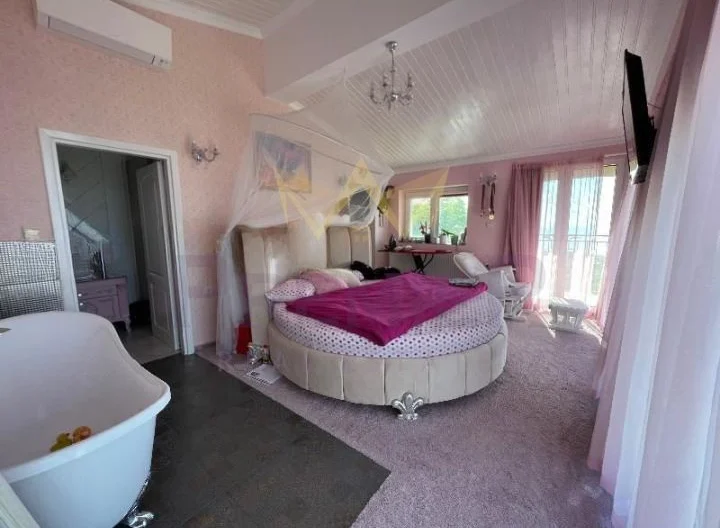 Имоти Премиер представя на вашето внимание двуетажна къща с уникална 180-градусова панорамна гледка към морето, разположена - - снимка 9 - Имоти Премиер