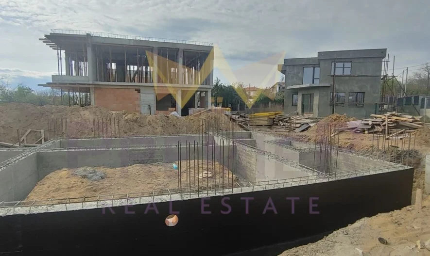 Имоти Премиер представя на вашето внимание двуетажнa къщa в м-т Боровец-Юг. Всеки дом е с РЗП 169.1 кв.м и следното разпреде - - снимка 2 - Имоти Премиер