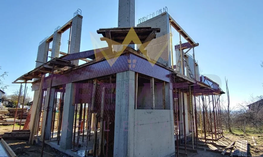 Имоти Премиер представя на вашето внимание двуетажнa къщa в м-т Боровец-Юг. Всеки дом е с РЗП 169.1 кв.м и следното разпреде -  - снимка 3 - Имоти Премиер