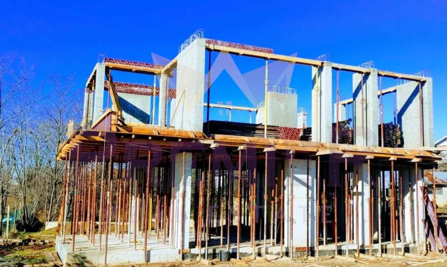 Имоти Премиер представя на вашето внимание двуетажнa къщa в м-т Боровец-Юг. Всеки дом е с РЗП 169.1 кв.м и следното разпреде - - снимка 5 - Имоти Премиер