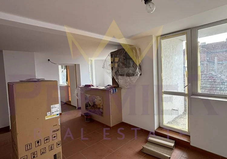 Имоти Премиер продава два етажа от къща в гр. Аксаково -  - снимка 10 - Имоти Премиер