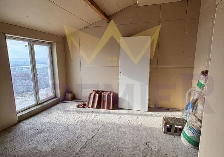 Имоти Премиер продава два етажа от къща в гр. Аксаково -  - снимка 16 - Имоти Премиер