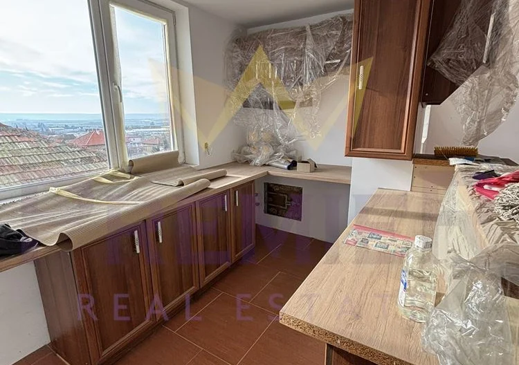 Имоти Премиер продава два етажа от къща в гр. Аксаково -  - снимка 3 - Имоти Премиер