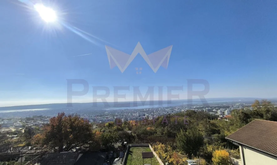 Имоти Премиер продава прекрасна триетажна къща с панорамна гледка в гр. Варна! - - снимка 1 - Имоти Премиер