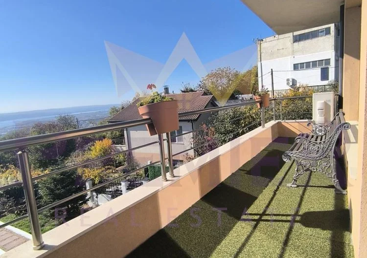 Имоти Премиер продава прекрасна триетажна къща с панорамна гледка в гр. Варна! -  - снимка 27 - Имоти Премиер