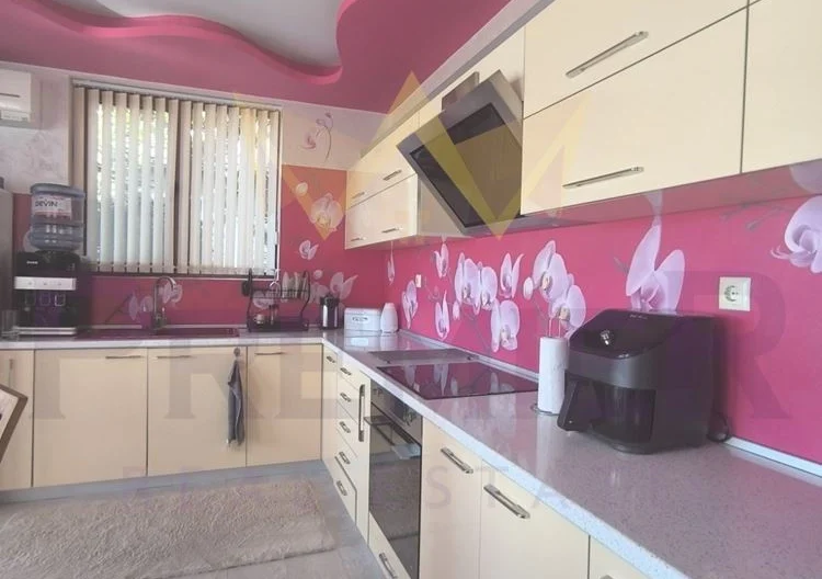 Имоти Премиер продава прекрасна триетажна къща с панорамна гледка в гр. Варна! - - снимка 9 - Имоти Премиер