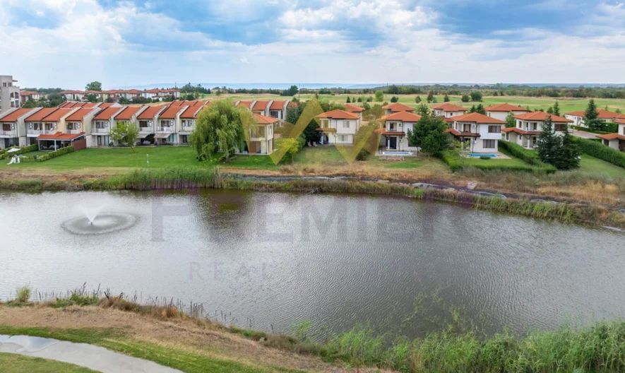 ИЗКЛЮЧИТЕЛНА КЪЩА С РЗП 139 КВ.М. НА САМОТО ЕЗЕРО – GREEN QUARTER, LIGHTHOUSE GOLF & SPA RESORT -  - снимка 1 - Имоти Премиер