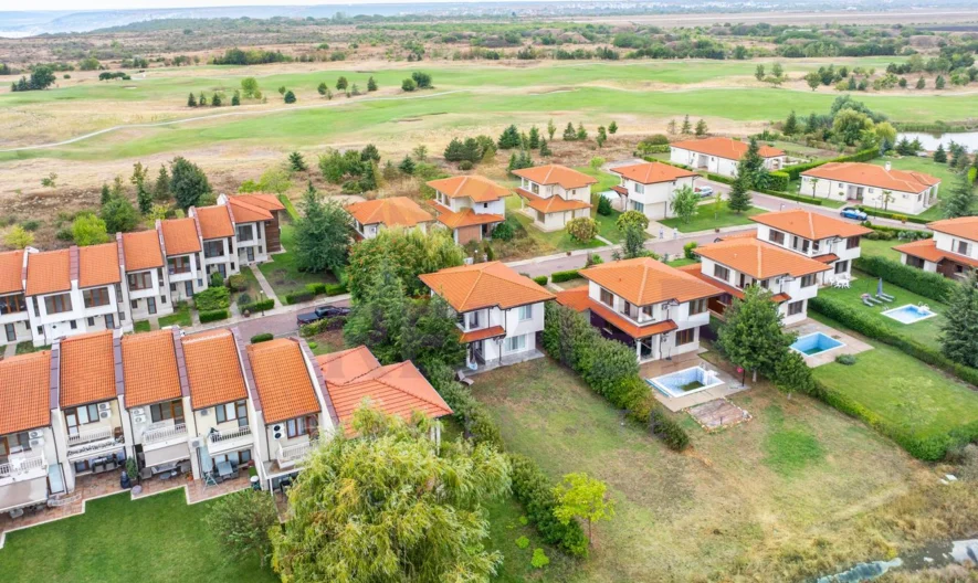 ИЗКЛЮЧИТЕЛНА КЪЩА С РЗП 139 КВ.М. НА САМОТО ЕЗЕРО – GREEN QUARTER, LIGHTHOUSE GOLF & SPA RESORT -  - снимка 10 - Имоти Премиер