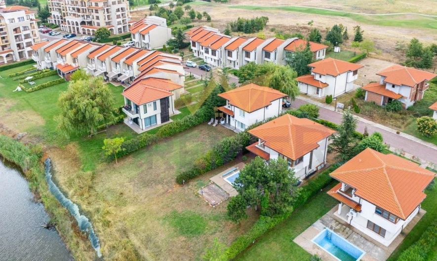 ИЗКЛЮЧИТЕЛНА КЪЩА С РЗП 139 КВ.М. НА САМОТО ЕЗЕРО – GREEN QUARTER, LIGHTHOUSE GOLF & SPA RESORT -  - снимка 11 - Имоти Премиер